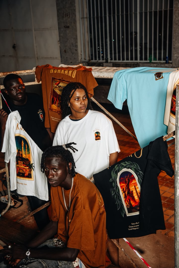 T-shirts Ndakaru suspendus dans un atelier à Dakar