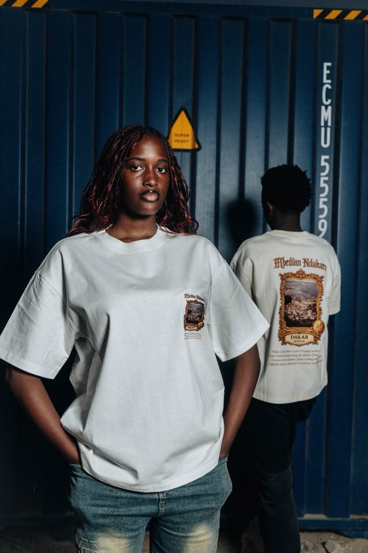 Deux modèles en t-shirts crème devant un conteneur bleu