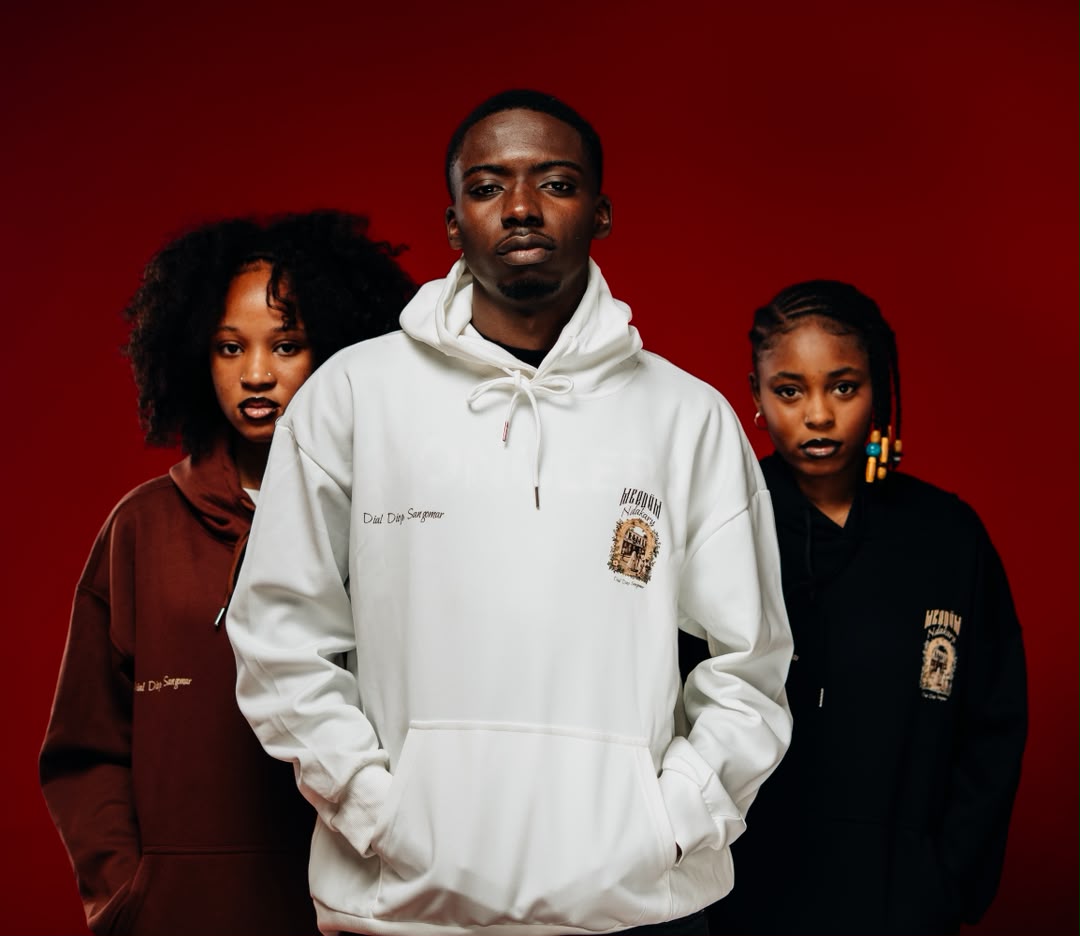 Hoodie blanc Mbedüm Ndakaru brodé, sur fond rouge