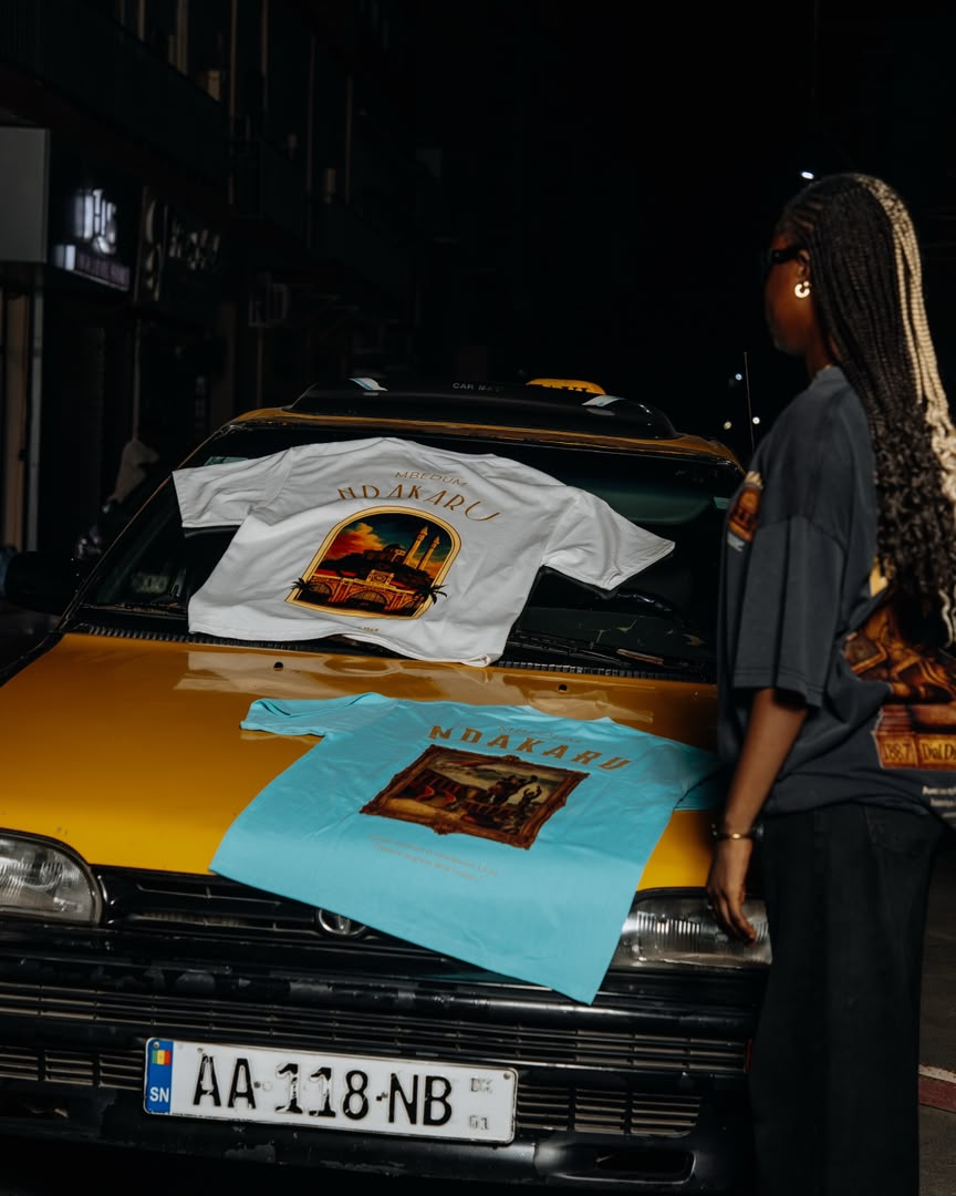 T-shirts posés sur le capot d’un taxi jaune